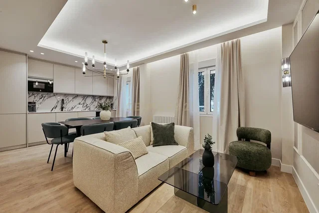 Obývací pokoj; přirozené světlo, moderní styl, dřevěná podlaha