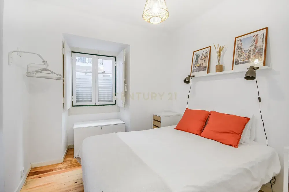 Ložnice; dřevěná podlaha, přirozené světlo, moderní styl