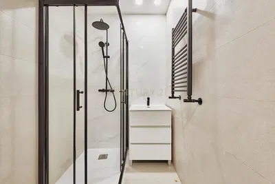 Salle de bain; carrelage, rénové, lumière naturelle, style moderne