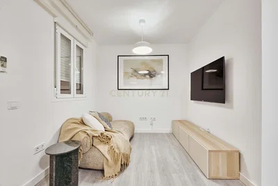 Salon; style moderne, lumière naturelle, parquet