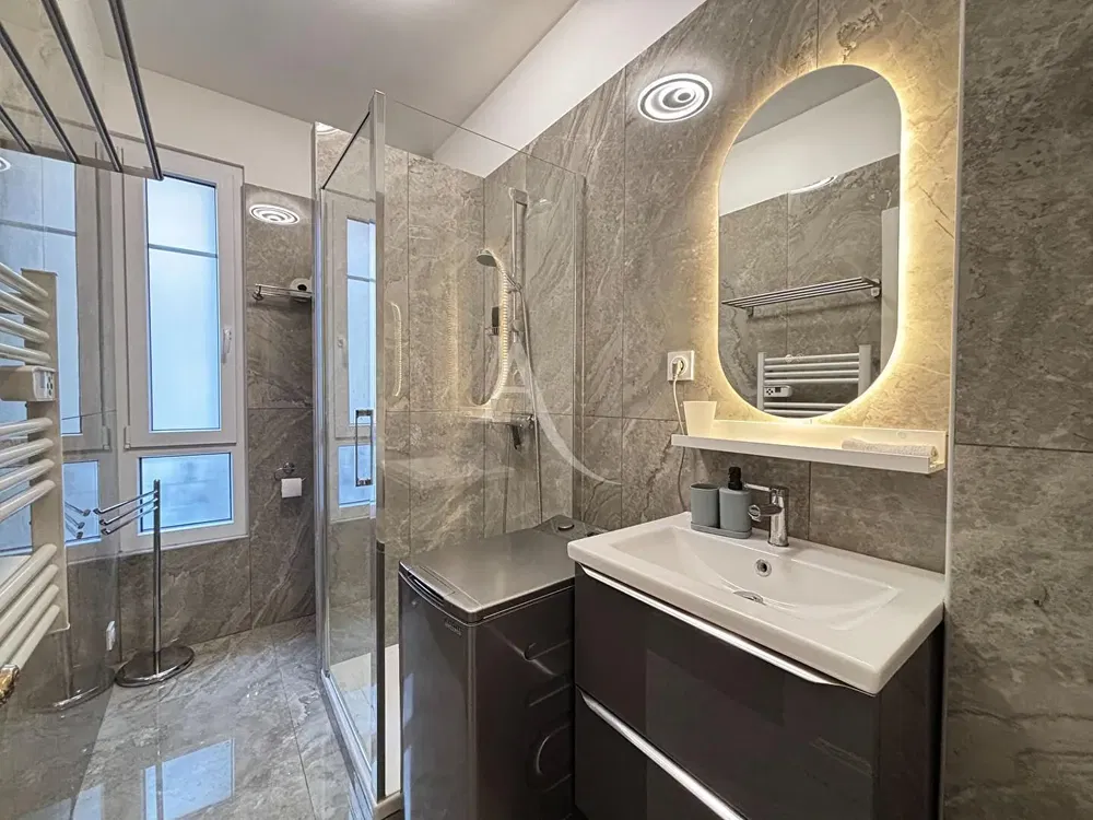 Salle de bain; rénové, lumière naturelle, carrelage