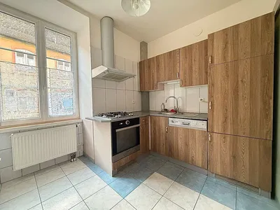 Kuhinja; kućanski aparati, pločice, prirodna svjetlost