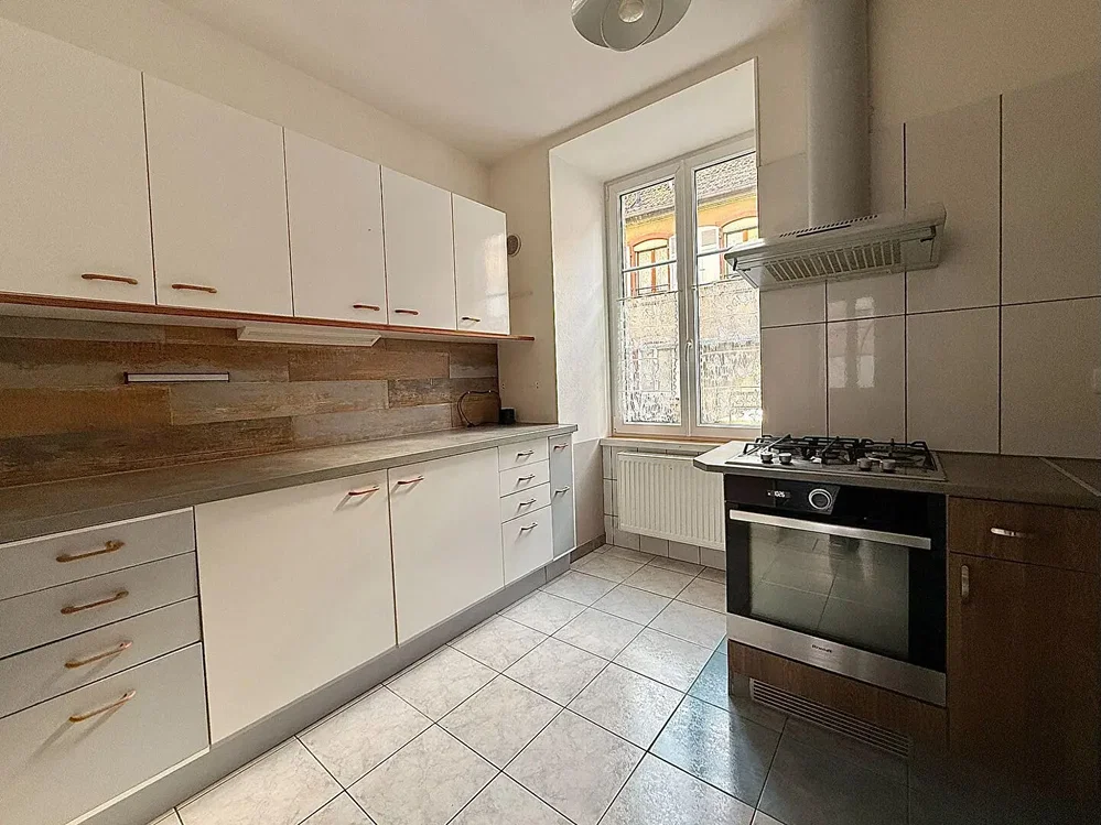 Kuhinja; kućanski aparati, pločice, prirodna svjetlost, moderan stil
