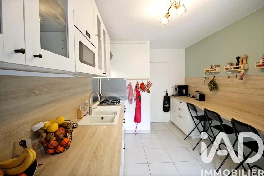 Cucina; elettrodomestici, pavimento in piastrelle, luce naturale, stile moderno