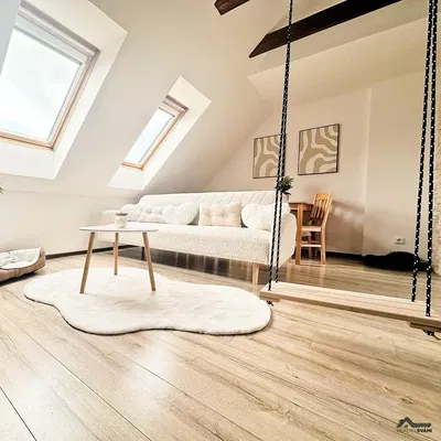 Oturma odası; doğal ışık, ahşap zemin