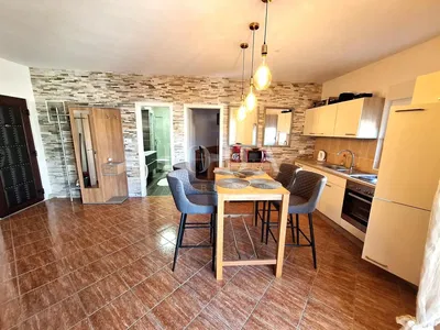 Küche; fliesenboden, küchengeräte, tageslicht