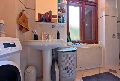 Badezimmer; fliesenboden, tageslicht, renoviert