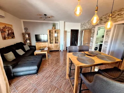 Wohnzimmer; fliesenboden, tageslicht