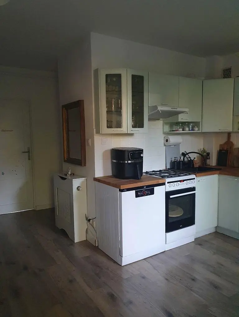 Cuisine; parquet, électroménager, lumière naturelle