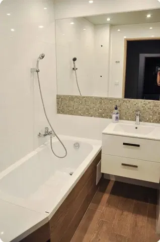 Salle de bain; carrelage, lumière naturelle, rénové