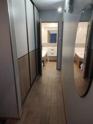 Banyo; fayans zemin, doğal ışık
