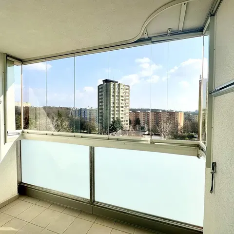 Balcón; vista, suelo de baldosas