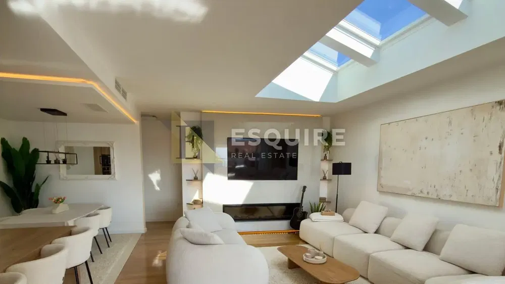 Wohnzimmer; tageslicht, moderner stil, hohe decken