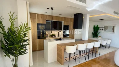 Küche; küchengeräte, moderner stil, tageslicht, holzboden, fliesenboden