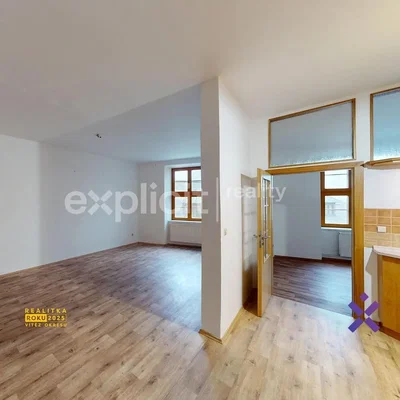 Oturma odası; ahşap zemin, doğal ışık