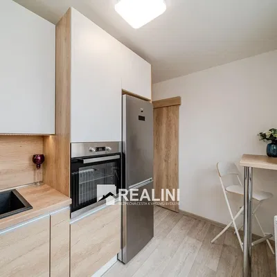 Mutfak; mutfak aletleri, modern stil, ahşap zemin, doğal ışık, tadilatlı