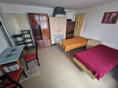 Camera da letto; pavimento in legno, necessita ristrutturazione, luce naturale