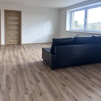 Oturma odası; ahşap zemin, doğal ışık, modern stil