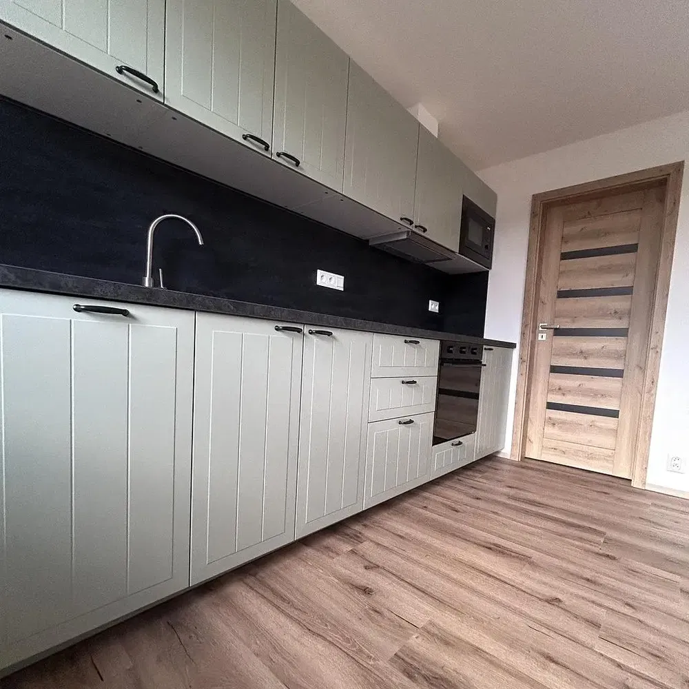 Mutfak; mutfak aletleri, ahşap zemin, tadilatlı