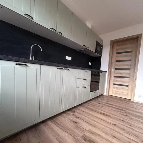 Mutfak; mutfak aletleri, ahşap zemin, tadilatlı