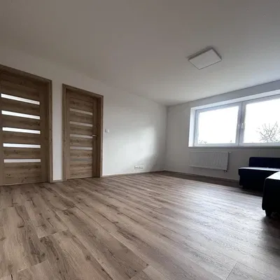 Soggiorno; pavimento in legno, luce naturale