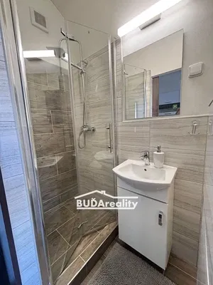 Banyo; fayans zemin, tadilatlı, doğal ışık, modern stil