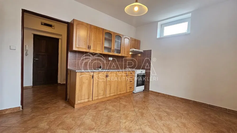 Cucina; pavimento in piastrelle, elettrodomestici