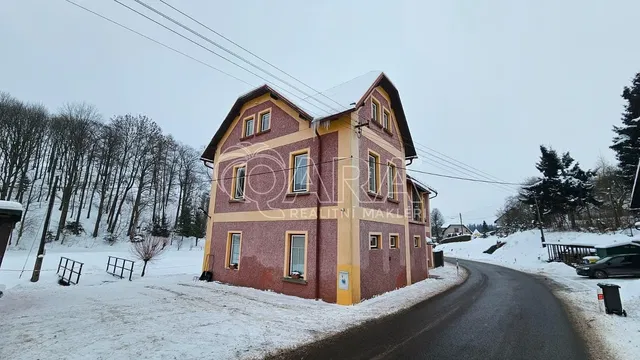 Къща и околности