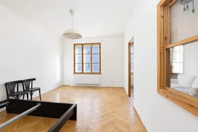 Oturma odası; ahşap zemin, doğal ışık