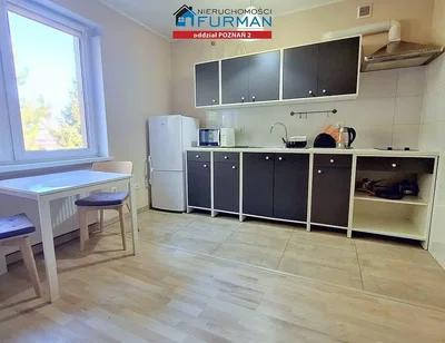 Mutfak; mutfak aletleri, manzara, fayans zemin, doğal ışık