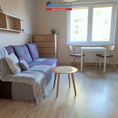 Oturma odası; doğal ışık, modern stil, ahşap zemin