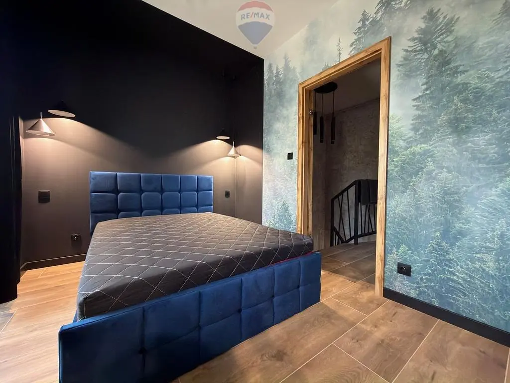 Schlafzimmer; holzboden, tageslicht, moderner stil