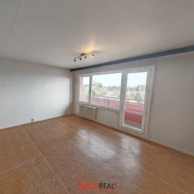 Obývací pokoj; výhled, dlažba, nutná rekonstrukce