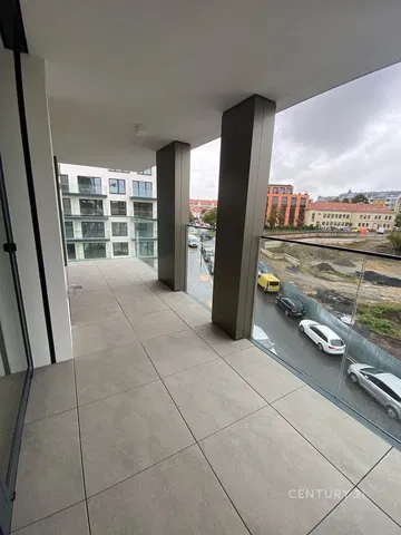 Balcone; pavimento in piastrelle, vista