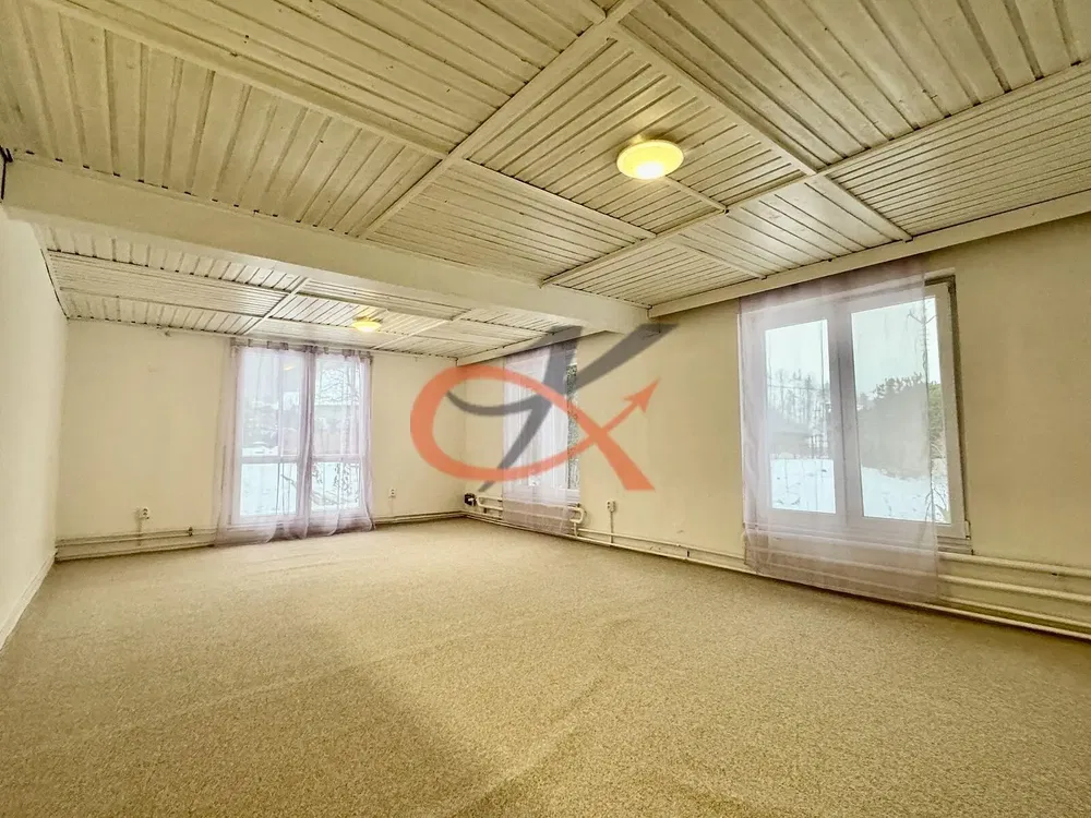 Oturma odası; doğal ışık, tadilat gerekiyor