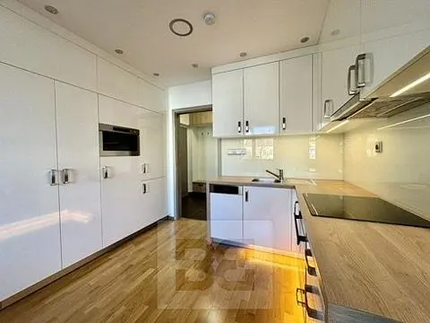 Mutfak; mutfak aletleri, ahşap zemin, doğal ışık, modern stil, tadilatlı