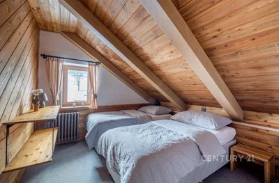 Chambre; poutres en bois, parquet, lumière naturelle