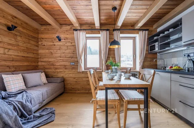 Cucina; travi in legno, pavimento in legno, stile rustico, elettrodomestici