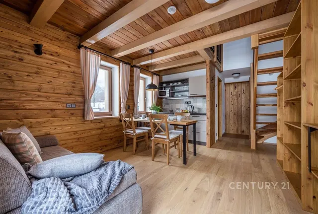 Soggiorno; travi in legno, pavimento in legno, luce naturale, stile rustico