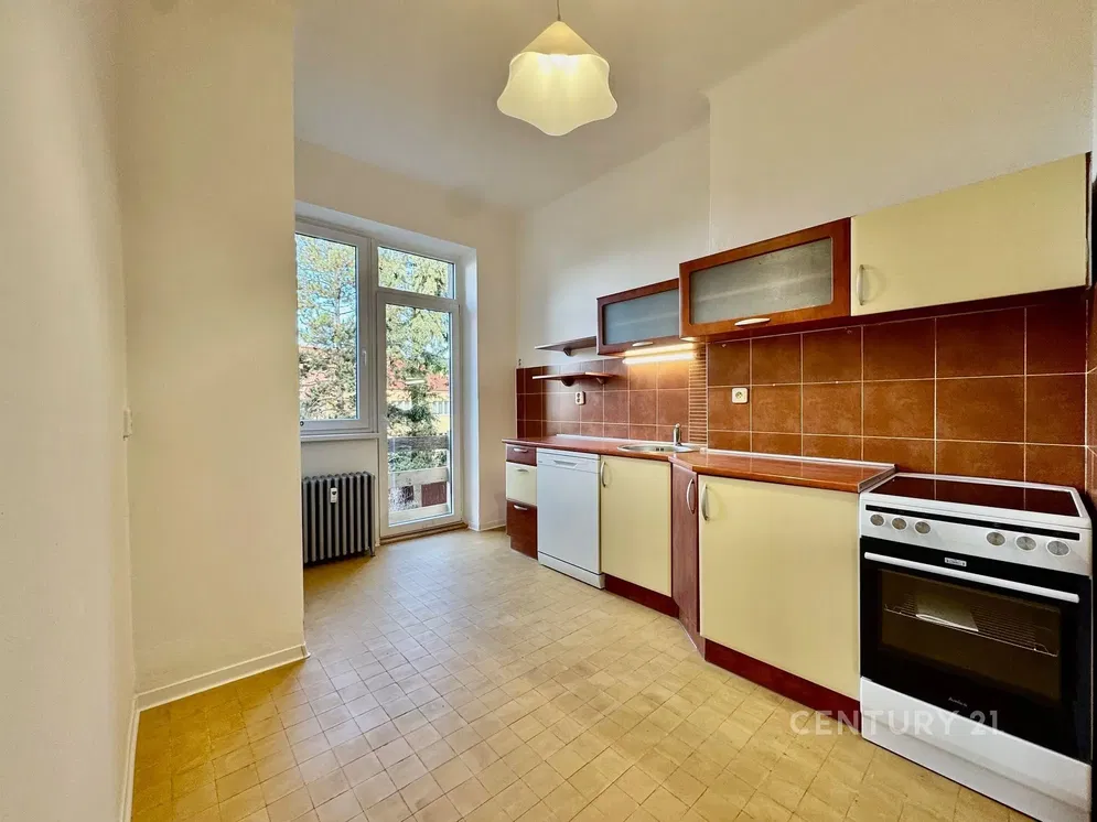 Kuchnia; sprzęt kuchenny, podłoga z płytek, światło dzienne, widok