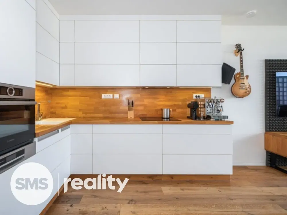 Mutfak; mutfak aletleri, ahşap zemin, tadilatlı