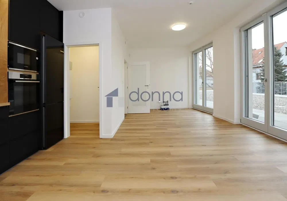 Kuchyňa; kuchynské spotrebiče, drevená podlaha, prirodzené svetlo, po rekonštrukcii