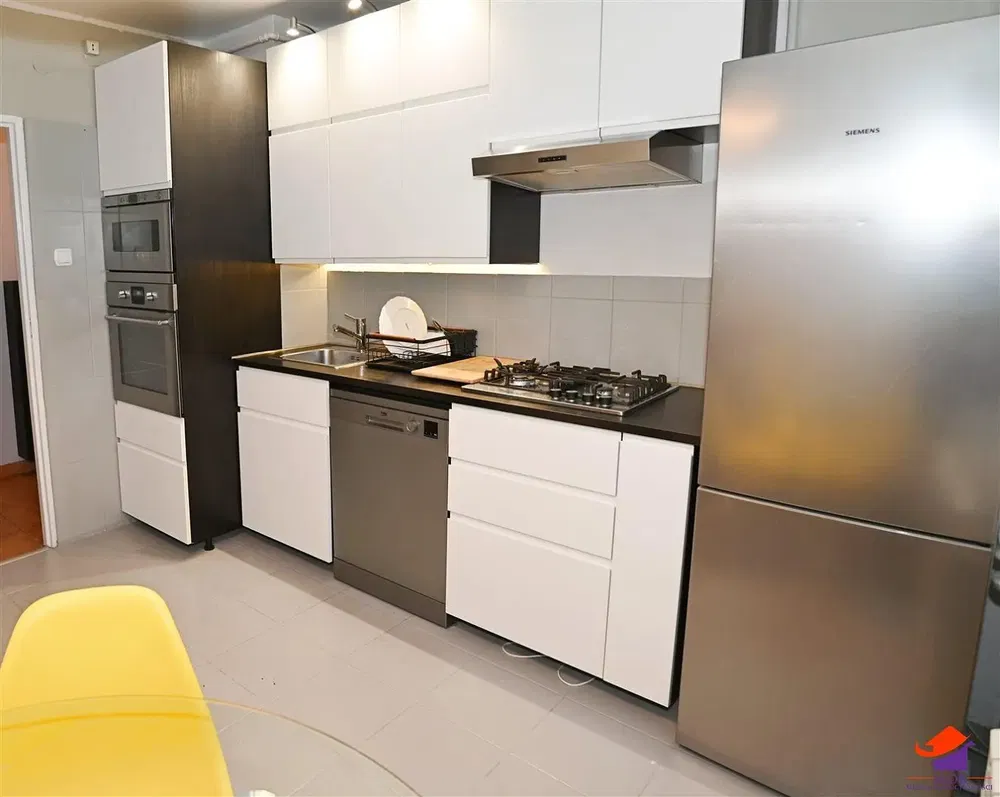 Cuisine; électroménager, rénové, carrelage, lumière naturelle