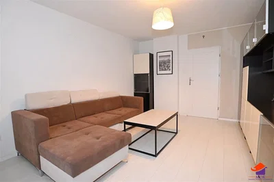 Salon; style moderne, carrelage, lumière naturelle