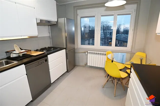 Cuisine; électroménager, vue, carrelage, lumière naturelle