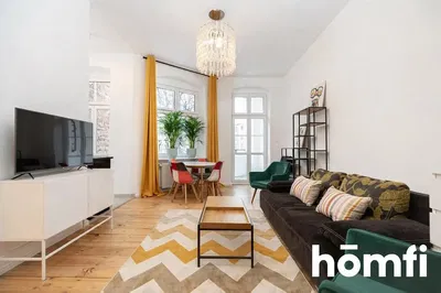 Oturma odası; doğal ışık, ahşap zemin, modern stil