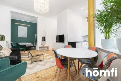 Oturma odası; ahşap zemin, doğal ışık, modern stil