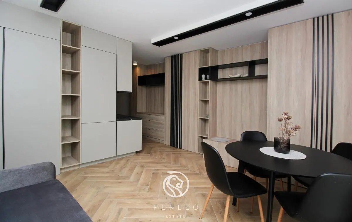 Living room; modern style, wood floor