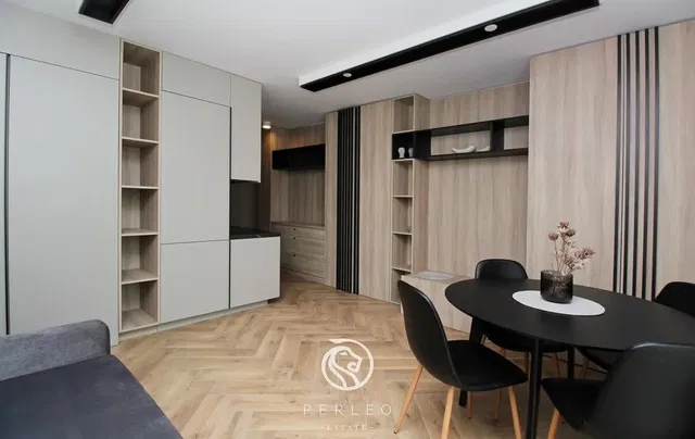 Living room; modern style, wood floor