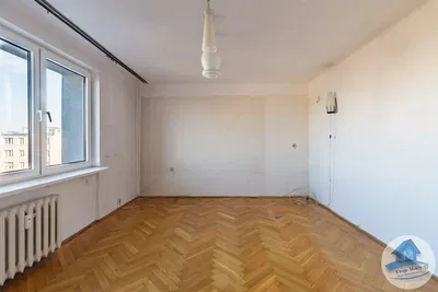 Salon; parquet, lumière naturelle, nécessite rénovation